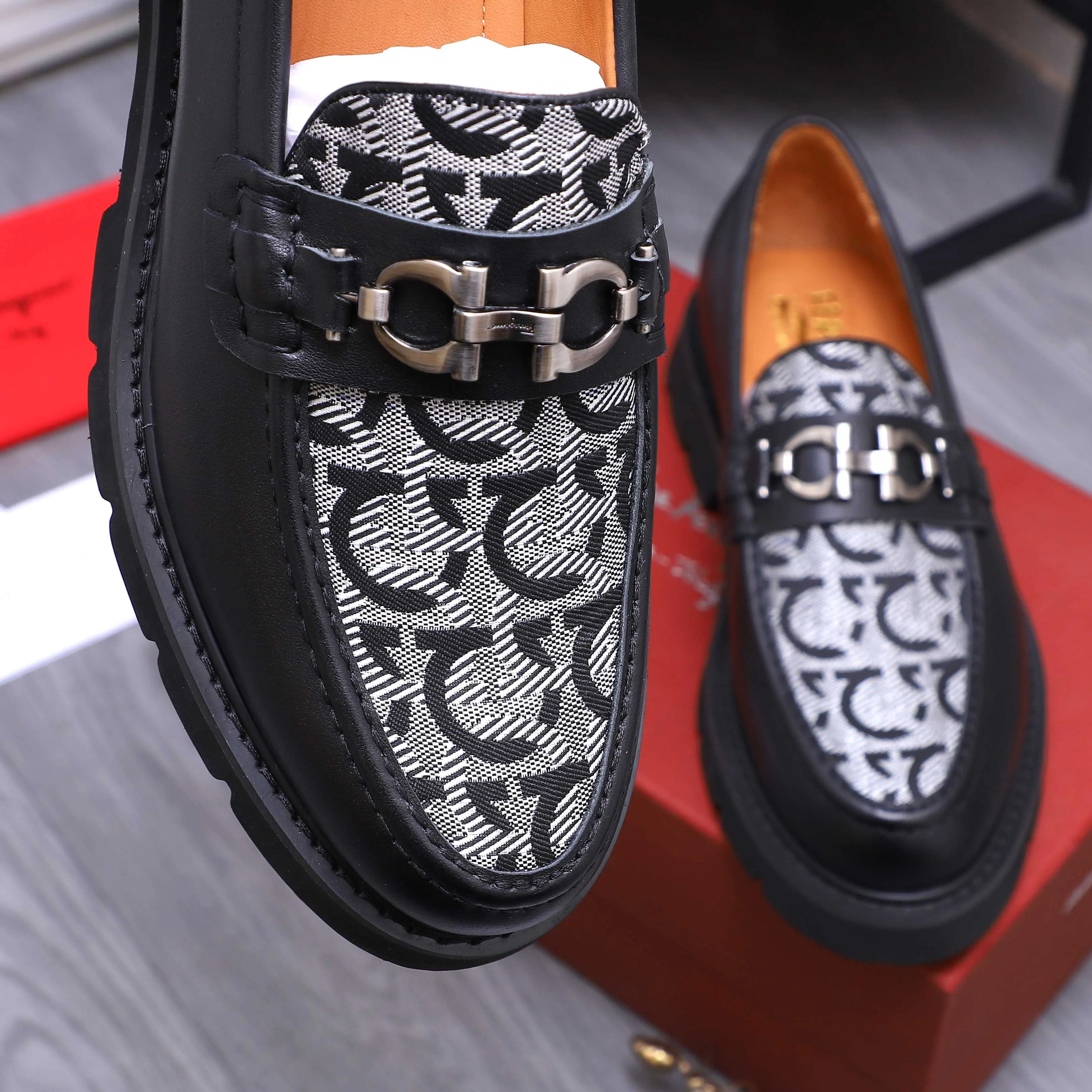 Men's shoes 💰680 Product trademark: Ferragamo " Ferragamo ] Business slip-on leather shoes Regular size: 39-44 (45 is custom-made and non-returnable) Product materials: Selected cowhide stitching woven upper, cowhide lining, original outsole